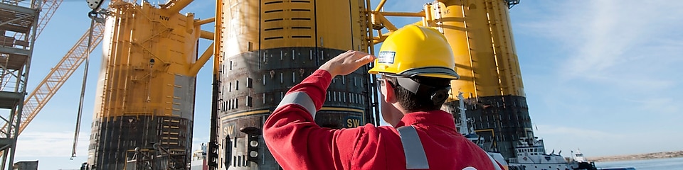 Ingénieur regardant le haut d'une plate-forme en construction