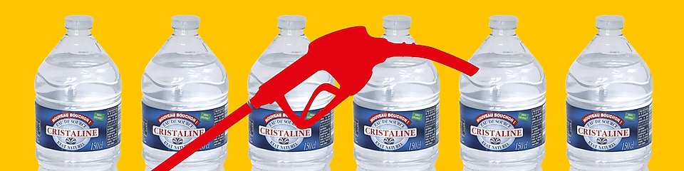 Image de 6 bouteilles de Cristaline, couverte par une illustration d'une pompe de couleur rouge