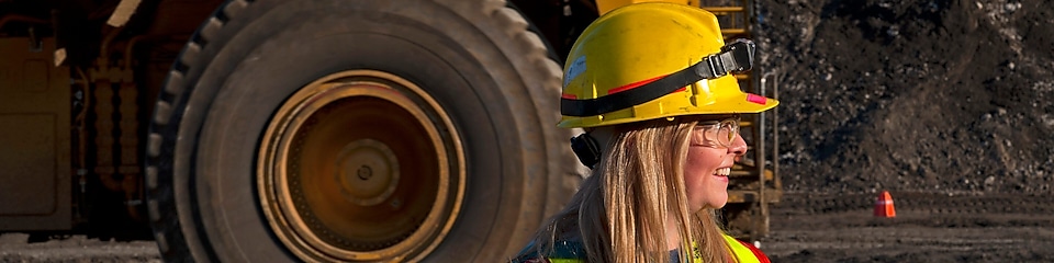 Opérateur d'engin lourd dans la mine de la rivière Muskeg