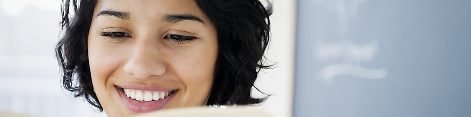 Femme d'origine hispanique lisant un livre