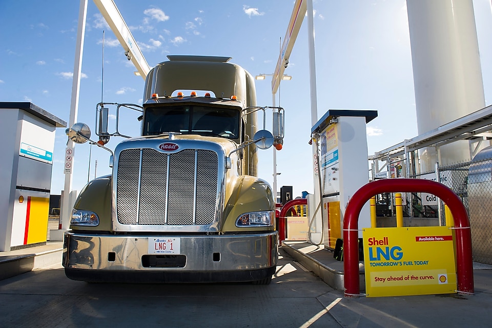 Un camion sur le point de faire le plein dans une station de remplissage de GNL Shell