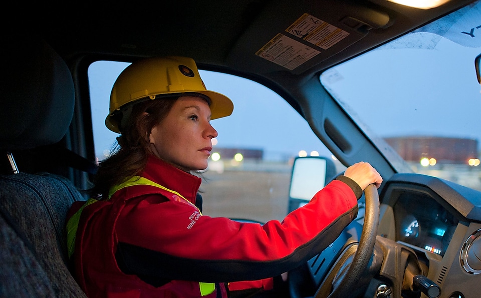 Femme en tenue de sécurité au volant d'un véhicule